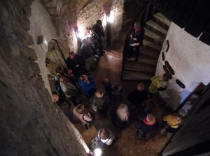 Hagen Schröter (auf der Treppe) erläutert den historischen Hintergrund des Dicken Turms